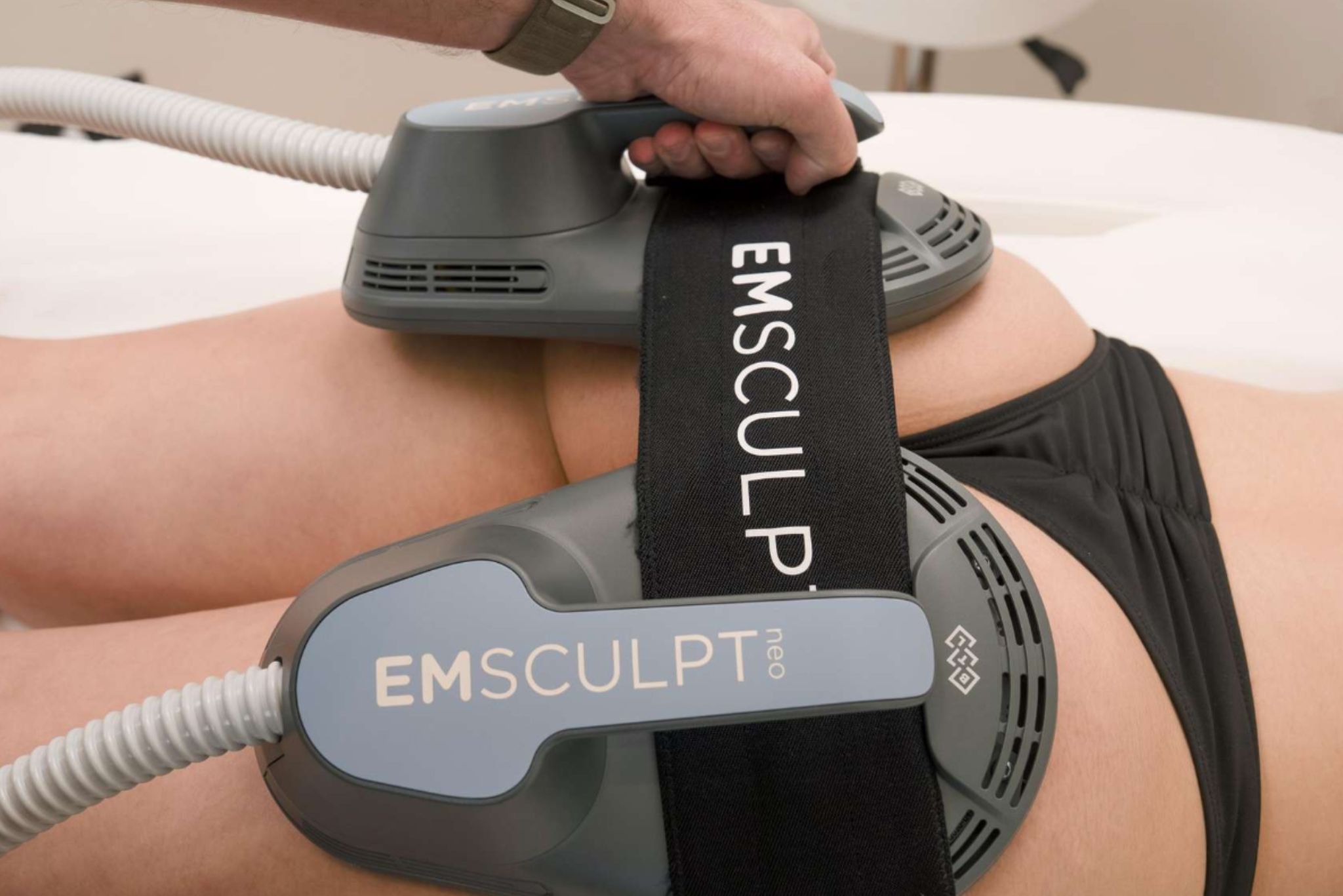Το μηχάνημα EMSculpt Neo που συνδυάζει μυϊκή διέγερση και λιπόλυση